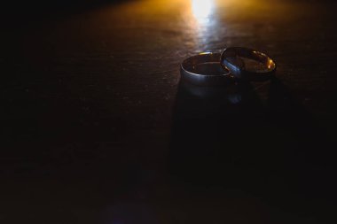 Koyu arkaplanda güzel altın yüzükler.