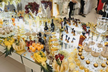 Tatlı, kek, tiramisu ve kurabiyelerle düğün şekerleri büfesinde lezzetli tatlılar.