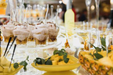 Tatlı, kek, tiramisu ve kurabiyelerle düğün şekerleri büfesinde lezzetli tatlılar.