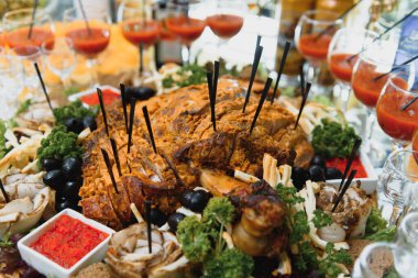 Et ve peynir aperatifleri. Antipasti ve farklı et ve peynir ürünleriyle servis tabağı..