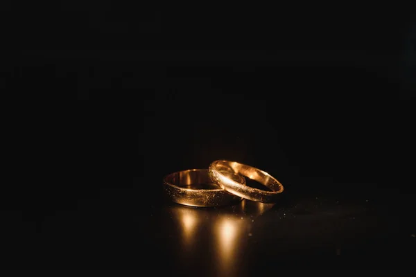Красивые Обручальные Кольца Темном Фоне — стоковое фото