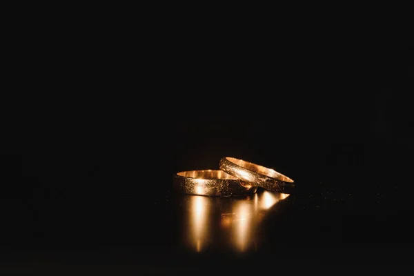 Schöne Goldene Eheringe Auf Dunklem Hintergrund — Stockfoto
