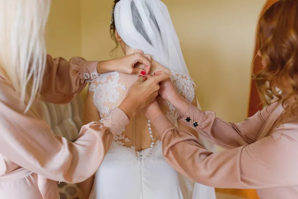 Pengiring Pengantin Membantu Mempelai Wanita Yang Mengenakan Gaun Putih Pengantin — Stok Foto
