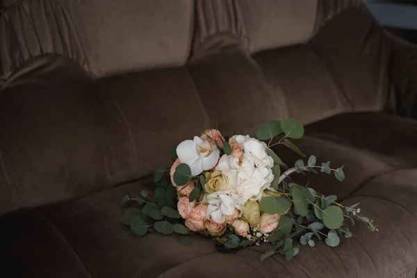 Красивий Весільний Букет Нареченої Весільні Квіти Свіжі Рожеві Троянди Альстромерії — стокове фото