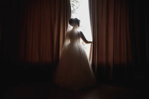 Retrato Noiva Bonita Vestido Seda Branca Com Penteado Encaracolado Véu — Fotografia de Stock