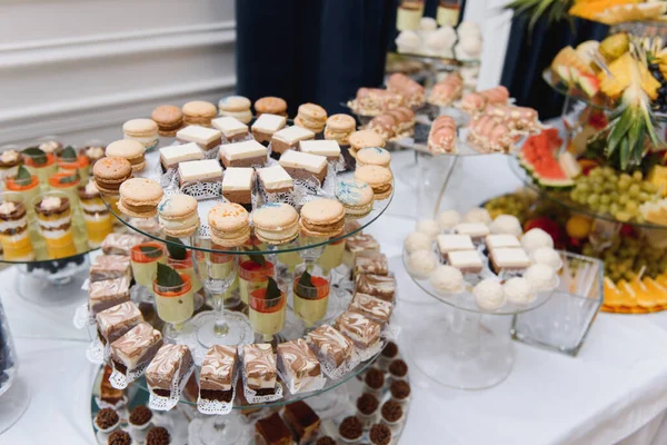 Délicieux Bonbons Sur Buffet Bonbons Mariage Avec Desserts Cupcakes Tiramisu — Photo