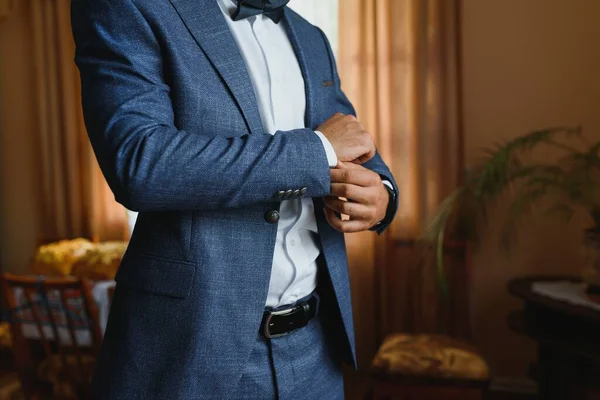 Close Man Zet Een Gouden Horloge Met Een Leren Riem — Stockfoto