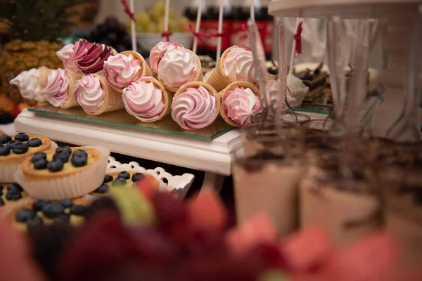 Смачні Цукерки Весіллі Цукерки Шведський Стіл Десертами Кексами Тірамісу Печивом — стокове фото