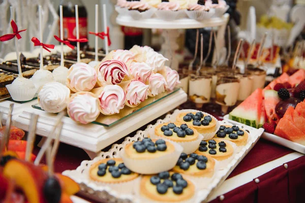 Délicieux Bonbons Sur Buffet Bonbons Mariage Avec Desserts Cupcakes Tiramisu — Photo