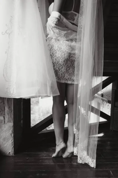 Manhã Bela Noiva Perto Vestido Noiva Noiva Manto Branco Brinca — Fotografia de Stock