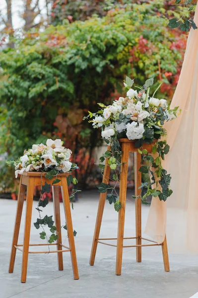 Bloemen Decoraties Tijdens Outdoor Bruiloft — Stockfoto