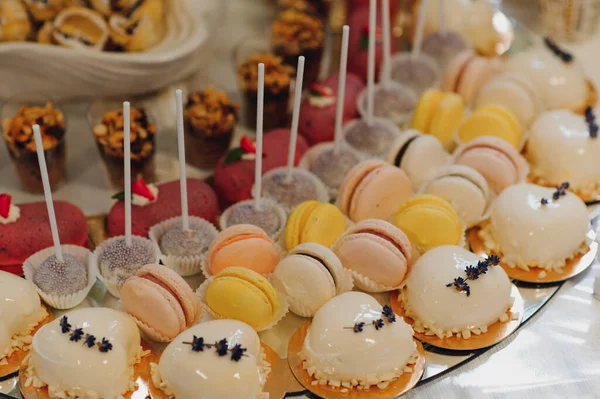 Deliciosos Dulces Buffet Dulces Boda Con Postres Cupcakes Tiramisú Galletas — Foto de Stock