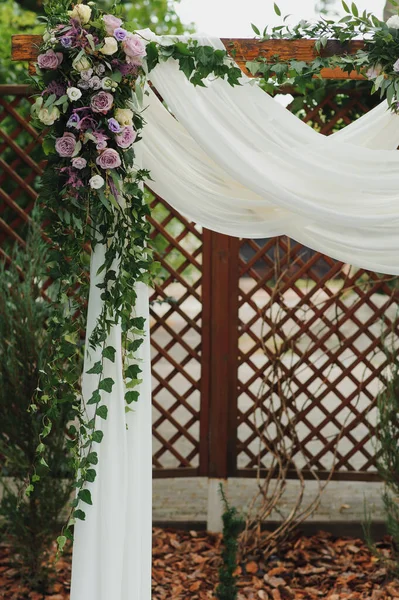 Decorazioni Floreali Durante Cerimonia Nuziale All Aperto — Foto Stock