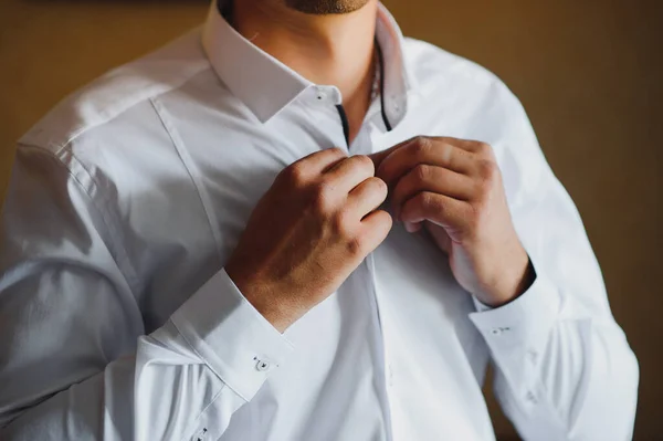 ビジネスマンは白いシャツを閉じ 新郎は結婚式の準備をします 男性型 シャツと襟カフ — ストック写真