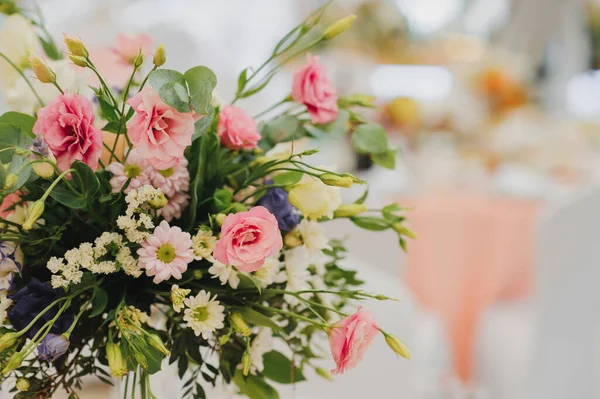 Květinová Svatební Výzdoba Svatební Stůl Zdobený Čerstvými Květinami Svatební Květinářství — Stock fotografie