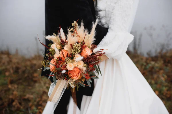 Krásná Svatební Kytice Nevěsty Svatební Květiny Čerstvé Růžové Růže Alstroemeria — Stock fotografie