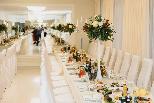 Lüks Bir Düğün Salonundaki Masaların Görüntüsü — Stok fotoğraf