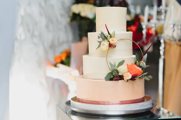 A wonderful wedding cake detail. The flowers look real, but are really edible sugar flowers!