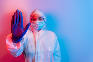 Coronavirus 'u durdurun, doktor Coronavirus' u korumak için kıyafet giyiyor.