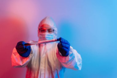 Kadın laboratuvar işçisi, Coronavirus COVID-19 hastalığının test tüplerini tutuyor. Koronavirüsü durdurun.