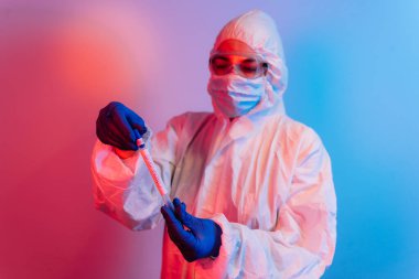 Kadın laboratuvar işçisi, Coronavirus COVID-19 hastalığının test tüplerini tutuyor. Koronavirüsü durdurun.