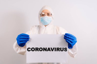 Coronavirus 2019-NCoV COVID-19 Uyarı işareti. Kadın doktor el ele tutuşması kırmızı arkaplan kavramsal görüntüsüne karşı COVID-19 Coronavirus 2019.