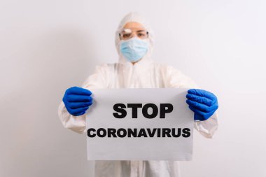 Coronavirus 2019-NCoV COVID-19 Uyarı işareti. Kadın doktor el ele tutuşması kırmızı arkaplan kavramsal görüntüsüne karşı COVID-19 Coronavirus 2019.
