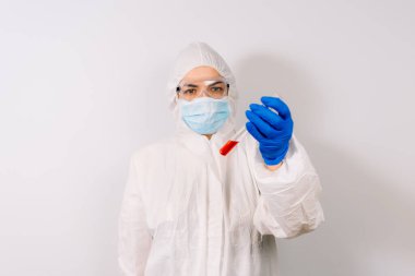 Kadın laboratuvar işçisi, Coronavirus COVID-19 hastalığının test tüplerini tutuyor. Koronavirüsü durdurun.