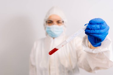 Kadın laboratuvar işçisi, Coronavirus COVID-19 hastalığının test tüplerini tutuyor. Koronavirüsü durdurun.