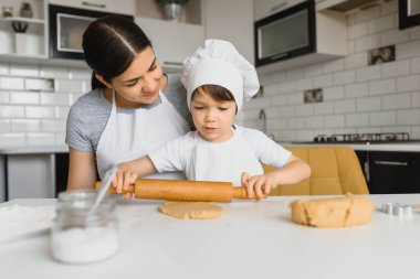 Mutlu anne ve küçük oğlu mutfakta, mutlu zaman ve birliktelik