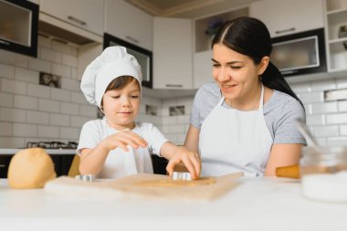 Mutlu anne ve küçük oğlu mutfakta, mutlu zaman ve birliktelik