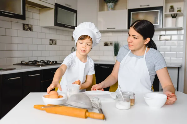 Una Famiglia Felice Mamma Insegna Suo Figlio Cucinare Menu Della — Foto Stock