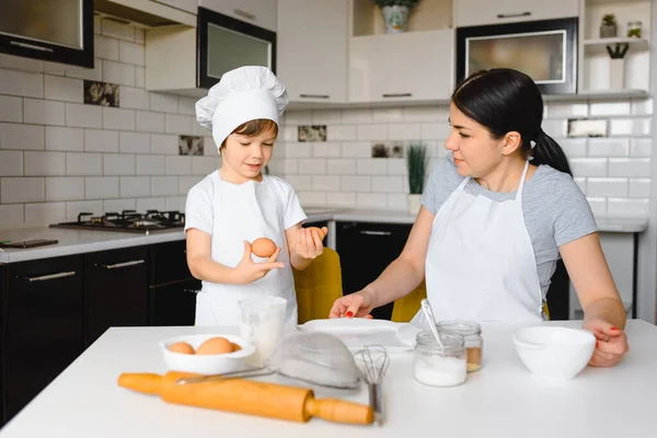 Una Giovane Bella Madre Sta Preparando Cibo Casa Cucina Insieme — Foto Stock