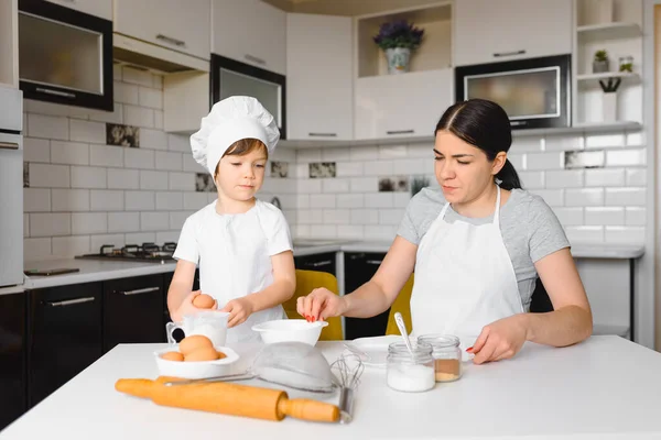 Giovane Madre Suo Piccolo Figlio Cottura Biscotti Insieme Casa Cucina — Foto Stock