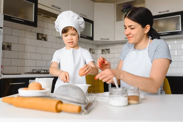 Giovane Madre Suo Piccolo Figlio Cottura Biscotti Insieme Casa Cucina — Foto Stock