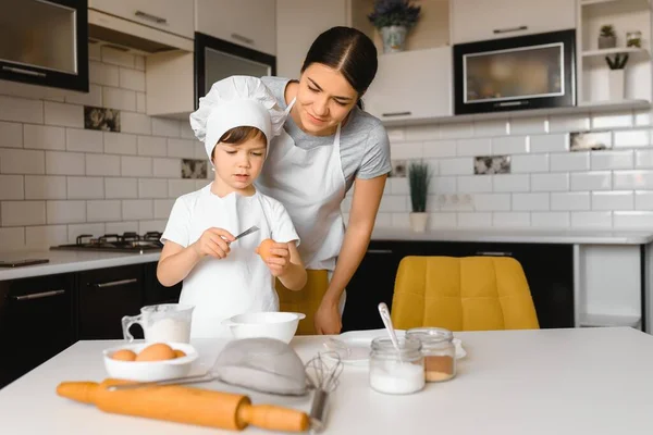 Bonne Famille Mère Apprenant Son Fils Cuisiner Menu Gâteau Matin — Photo