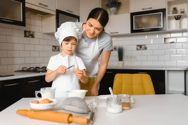 Família Feliz Mãe Ensinando Seu Filho Cozinhar Menu Bolo Manhã — Fotografia de Stock