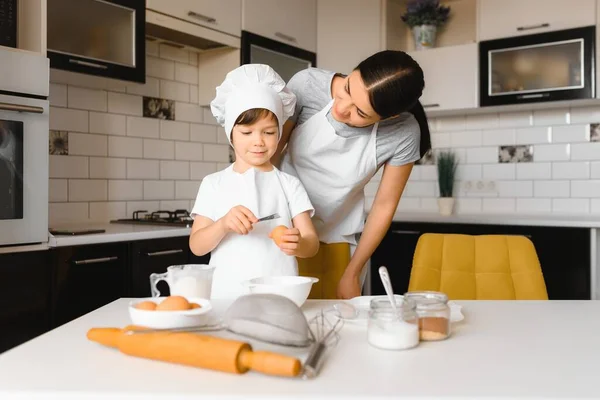 Młoda Piękna Mama Przygotowuje Jedzenie Domu Kuchni Wraz Swoim Synkiem — Zdjęcie stockowe