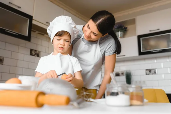 Una Giovane Bella Madre Sta Preparando Cibo Casa Cucina Insieme — Foto Stock