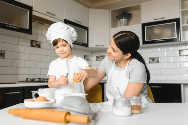 Une Jeune Belle Maman Prépare Manger Maison Dans Cuisine Avec — Photo