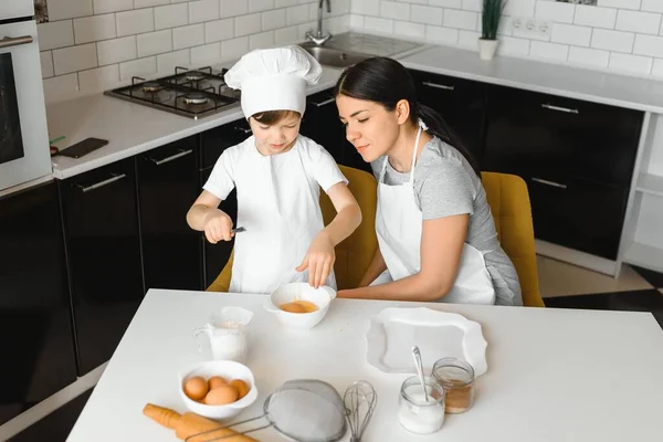 Une Jeune Belle Mère Prépare Manger Maison Dans Cuisine Avec — Photo