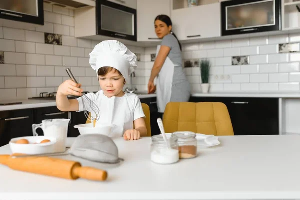 Young Beautiful Mom Preparing Food Home Kitchen Her Little Son — Stock Photo, Image