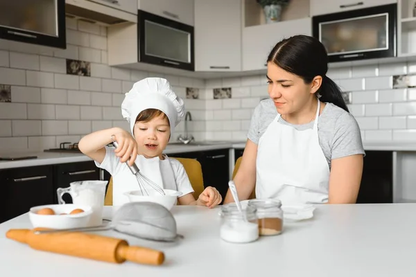 Mère Fils Souriants Amusent Dans Cuisine — Photo