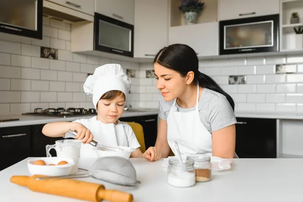Bambino Che Aiuta Madre Fare Biscotti Nella Cucina Moderna — Foto Stock