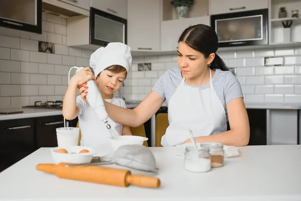 Filho Mãe Preparando Massa Juntos — Fotografia de Stock