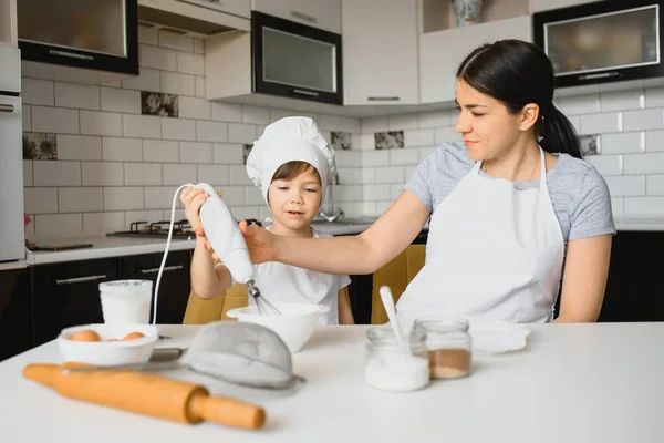 Família Feliz Mãe Ensinando Seu Filho Cozinhar Menu Bolo Manhã — Fotografia de Stock