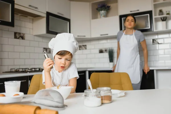 Uma Jovem Bela Mãe Está Preparando Comida Casa Cozinha Junto — Fotografia de Stock