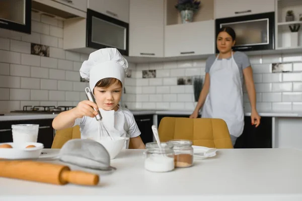 Mutlu Bir Aile Anne Oğluna Sabahları Kek Menüsünü Nasıl Yapacağını — Stok fotoğraf