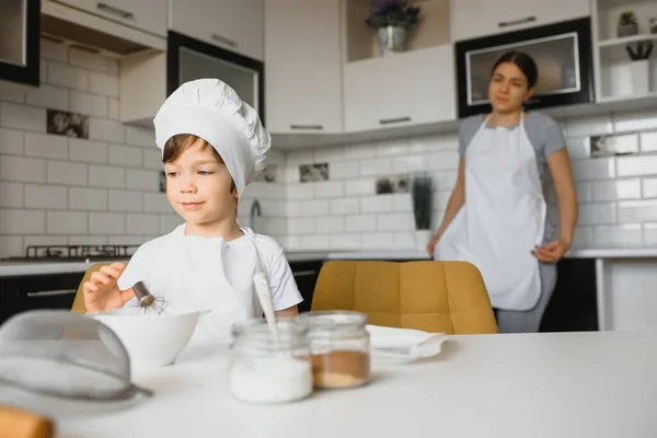 Ребенок Помогает Матери Делать Печенье Современной Кухне — стоковое фото