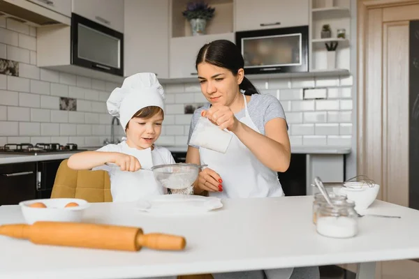 Dziecko Pomaga Matce Piec Ciasteczka Nowoczesnej Kuchni — Zdjęcie stockowe